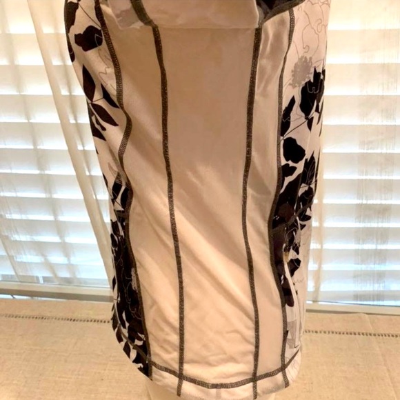 Lululemon White Floral Mesh Define - Picture 5 of 7